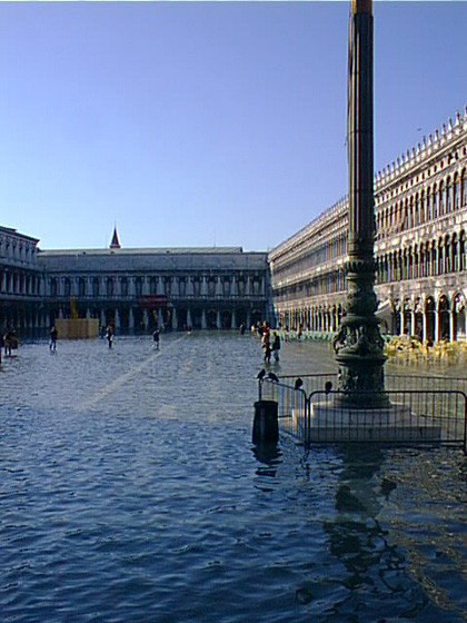 Veduta di piazza San Marco allagata dall'acqua alta